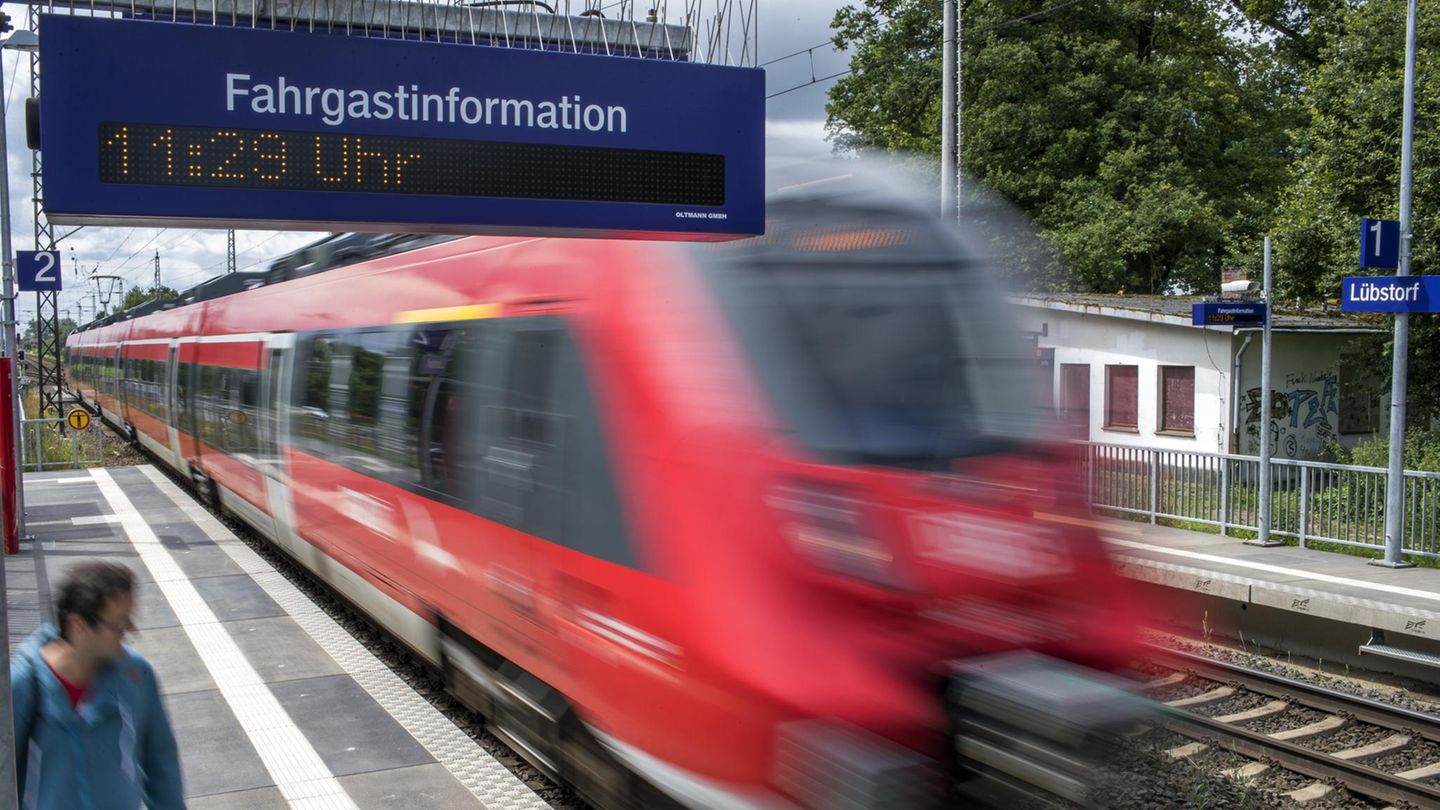 Betrunkener Lokführer in Nordrhein-Westfalen: Ein Zug fährt in einen Bahnhof ein (Symbolbild)