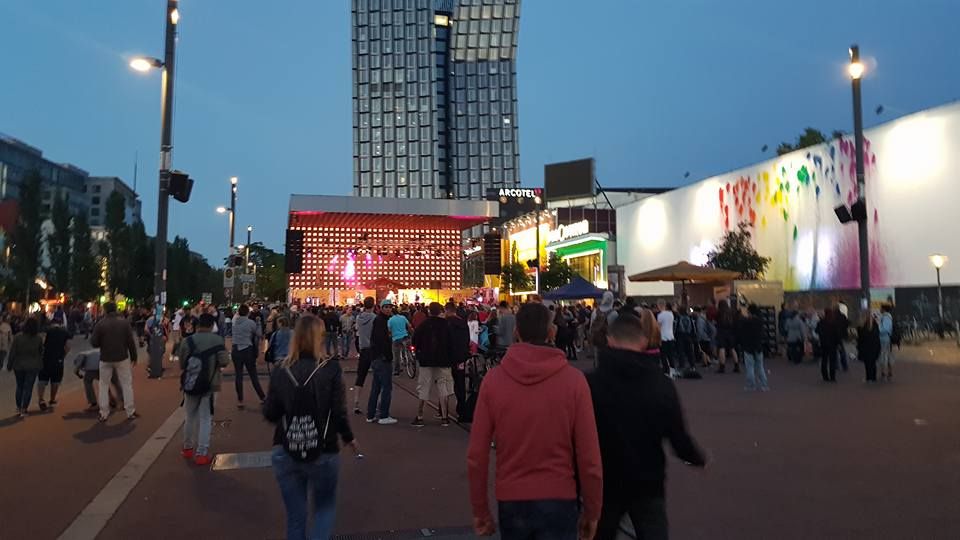 Laute Musik, aber Ruhe vor dem Hubschraubern - auf der Reeperbahn feierten Hunderte bei einem Konzert Laute Musik, aber Ruhe vor dem Hubschraubern - auf der Reeperbahn feierten Hunderte bei einem Konzert