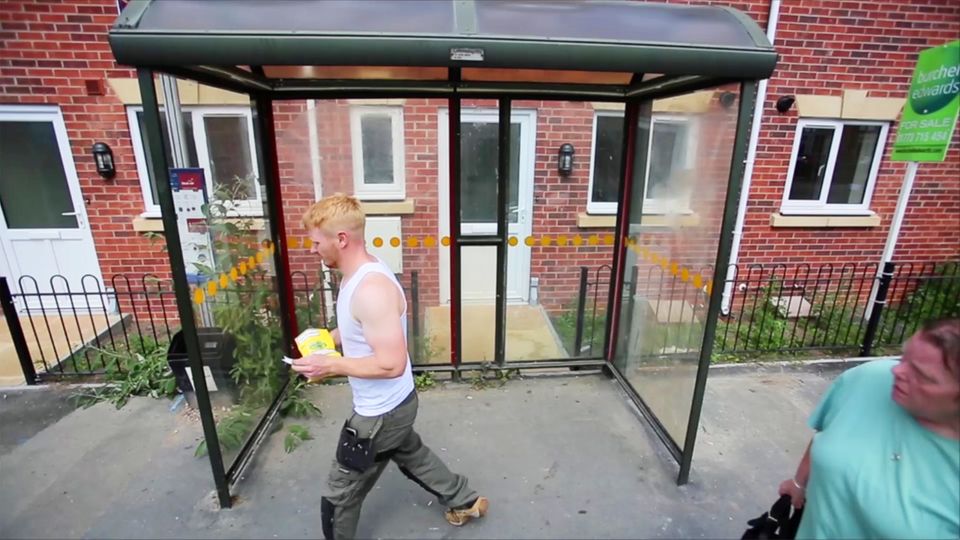 Bushaltestelle England Haustür Behörden England: Stadt baut Bushaltestelle direkt vor eine Haustür - Behördenirrsin