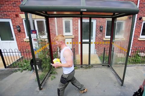 England: Stadt baut Bushaltestelle direkt vor eine Haustür - Behördenirrsin