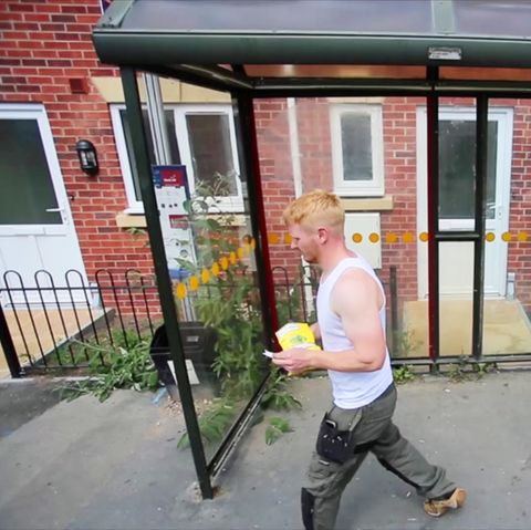 England: Stadt baut Bushaltestelle direkt vor eine Haustür - Behördenirrsin