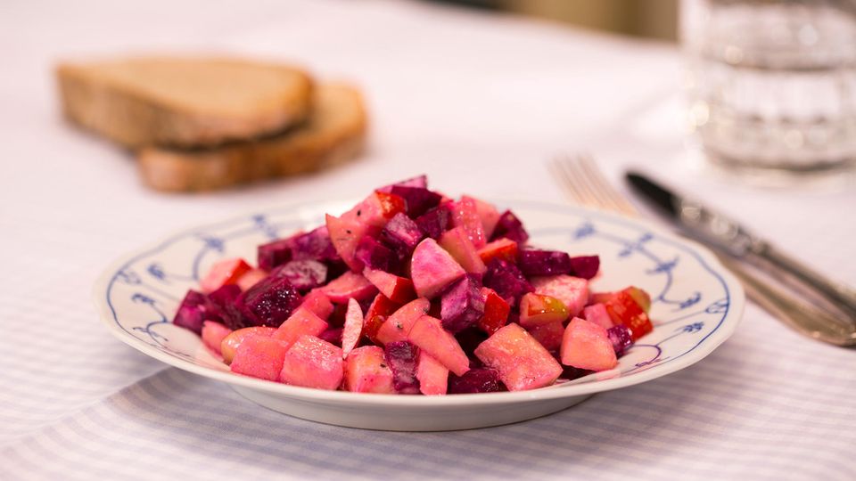 Rote-Bete-Apfel-Salat: Rezept für Abwechslung und gesunde Ernährung ...