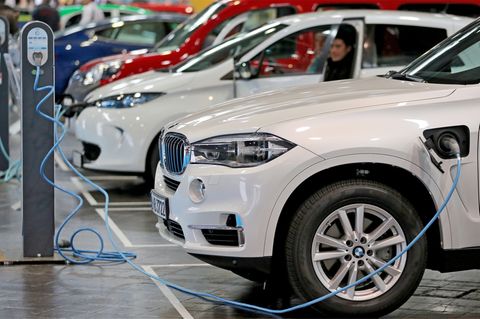 Elektroautos stehen an einer Ladestelle