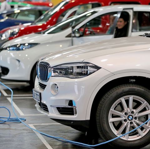 Elektroautos stehen an einer Ladestelle