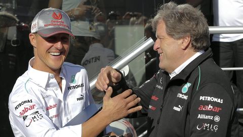 Michael Schumacher auf einem Archivfoto aus 2012 mit dem damaligen Mercedes-Motosportchef Norbert Haug