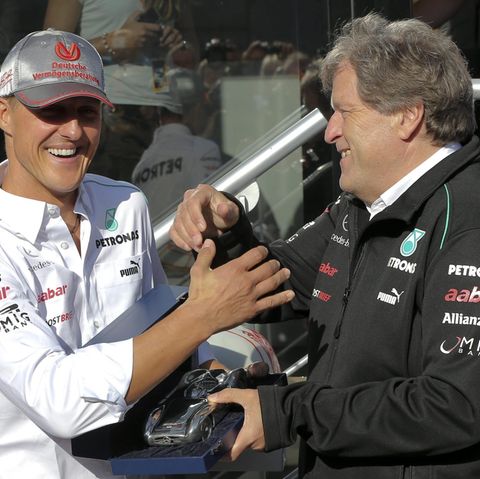 Michael Schumacher auf einem Archivfoto aus 2012 mit dem damaligen Mercedes-Motosportchef Norbert Haug