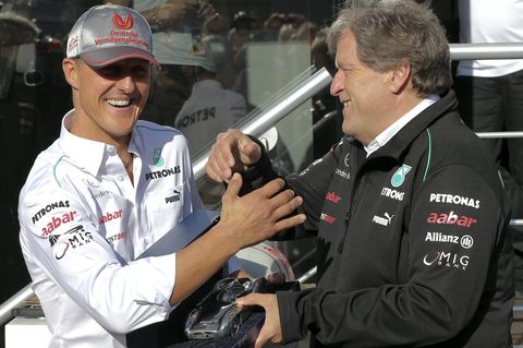 Michael Schumacher auf einem Archivfoto aus 2012 mit dem damaligen Mercedes-Motosportchef Norbert Haug