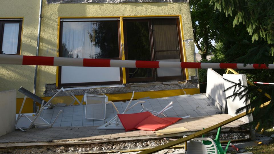 Der abgebrochene Balkon vor dem Wohnhaus in Nußloch