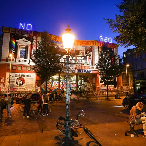 Der Schriftzug "No G20" leuchtet auf dem Dach des autonomen Kulturzentrum Rote Flora in Hamburg
