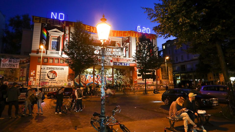 Der Schriftzug "No G20" leuchtet auf dem Dach des autonomen Kulturzentrum Rote Flora in Hamburg