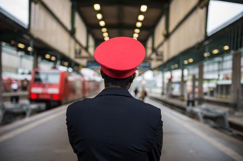 Ein Mitarbeiter der Deutschen Bahn am Hauptbahnhof in Stuttgart
