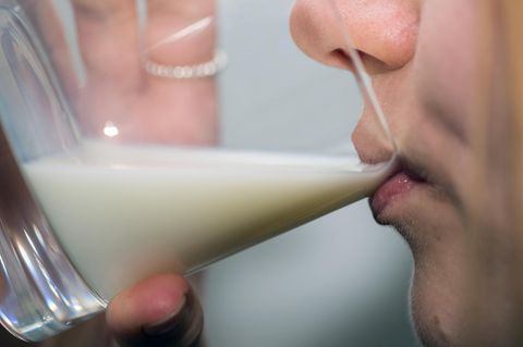 Eine Frau trinkt ein Glas Milch
