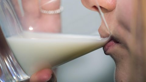 Eine Frau trinkt ein Glas Milch