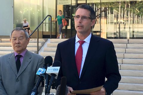 Paul Delacourt (r.), Leiter des FBI_Büros in Hawaii , und Staatsanwalt Elliot Enoki