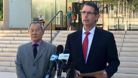 Paul Delacourt (r.), Leiter des FBI_Büros in Hawaii , und Staatsanwalt Elliot Enoki