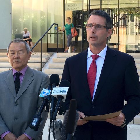 Paul Delacourt (r.), Leiter des FBI_Büros in Hawaii , und Staatsanwalt Elliot Enoki