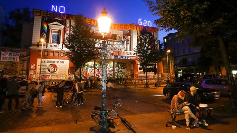 Das linke Zentrum "Rote Flora" im Hamburger Schanzenviertel soll nach den Krawallen beim G20-Gipfel womöglich geschlossen werden