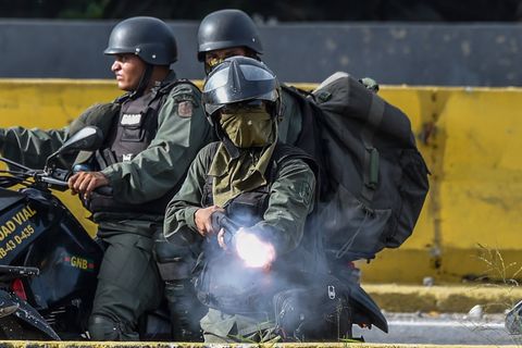 Venezuelas Sicherheitskräfte im Kampf gegen die Aktivisten während der Proteste gegen Maduro