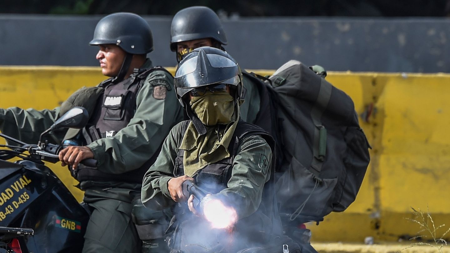 Venezuelas Sicherheitskräfte im Kampf gegen die Aktivisten während der Proteste gegen Maduro