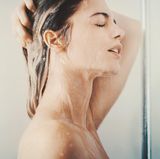 Tipp 1: Richtig duschen  Tägliches Duschen spült Fette aus der Haut, trocknet sie aus und macht sie anfälliger für die Besiedlung mit krankmachenden Keimen.  Wer auf die tägliche Dusche nicht verzichten kann, sollte statt Seife und Duschgel besser zu einem Duschöl greifen. Es wirkt rückfettend. Empfindliche Bereiche wie der Intimbereich sollten am besten nur mit lauwarmem Wasser gereinigt werden.