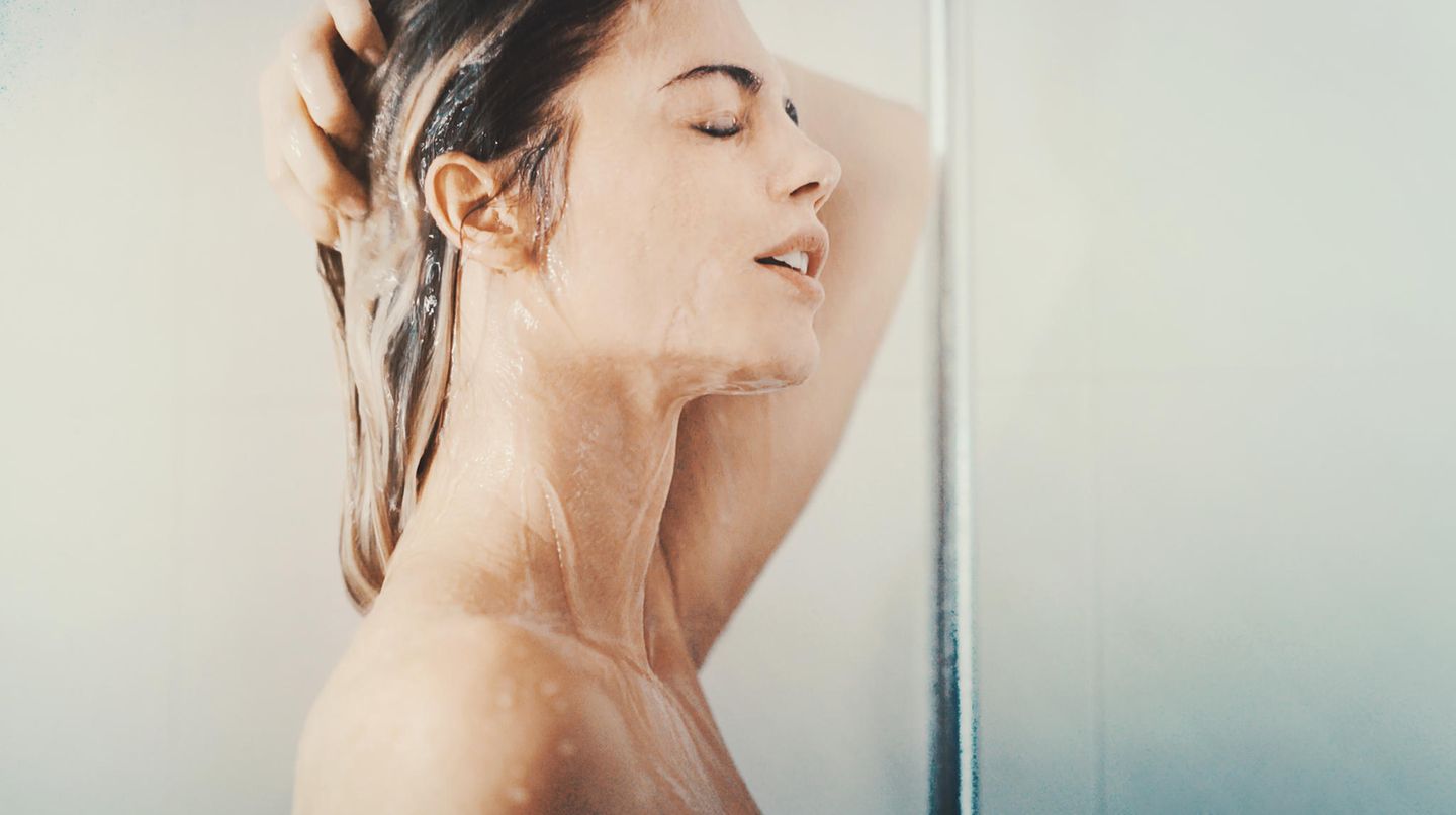 Tipp 1: Richtig duschen  Tägliches Duschen spült Fette aus der Haut, trocknet sie aus und macht sie anfälliger für die Besiedlung mit krankmachenden Keimen.  Wer auf die tägliche Dusche nicht verzichten kann, sollte statt Seife und Duschgel besser zu einem Duschöl greifen. Es wirkt rückfettend. Empfindliche Bereiche wie der Intimbereich sollten am besten nur mit lauwarmem Wasser gereinigt werden.