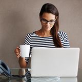 Tipp 2: Kaffee - das gesunde Maß finden  Kaffee schmeckt und macht wach. Immer mehr Studien deuten darauf hin, dass das Bohnengetränk aus gesundheitlicher Sicht besser als sein Ruf ist. Übertreiben sollte man es dennoch nicht, da das enthaltene Koffein in größeren Mengen zu Übelkeit und Herzrasen führen kann.  Wem Kaffee schmeckt, der kann über den Tag verteilt drei bis vier Tassen Filterkaffee trinken. Diese Dosis gilt laut der Europäischen Behörde für Lebensmittelsicherheit (Efsa) als unbedenklich für gesunde Erwachsene.