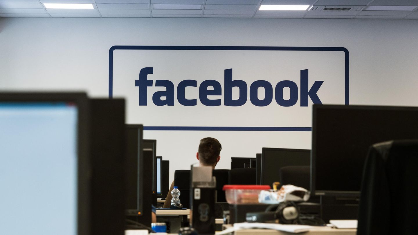 Mitarbeiter sitzen im Löschzentrum von Facebook in einem Service-Center in Berlin an Computern. An der Stirnseite des Großraumbüros steht der Schriftzug "Facebook". An dem von der Bertelsmann-Dienstleistungstochter Arvato betriebenen Standort arbeiten 650 Menschen.