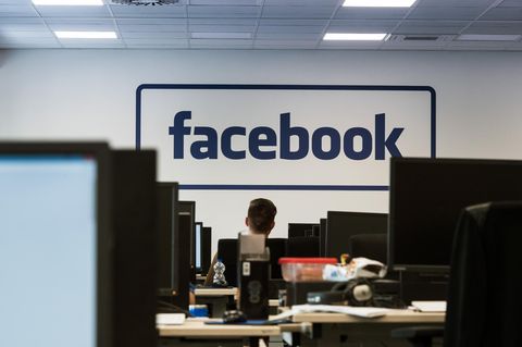 Mitarbeiter sitzen im Löschzentrum von Facebook in einem Service-Center in Berlin an Computern. An der Stirnseite des Großraumbüros steht der Schriftzug "Facebook". An dem von der Bertelsmann-Dienstleistungstochter Arvato betriebenen Standort arbeiten 650 Menschen.