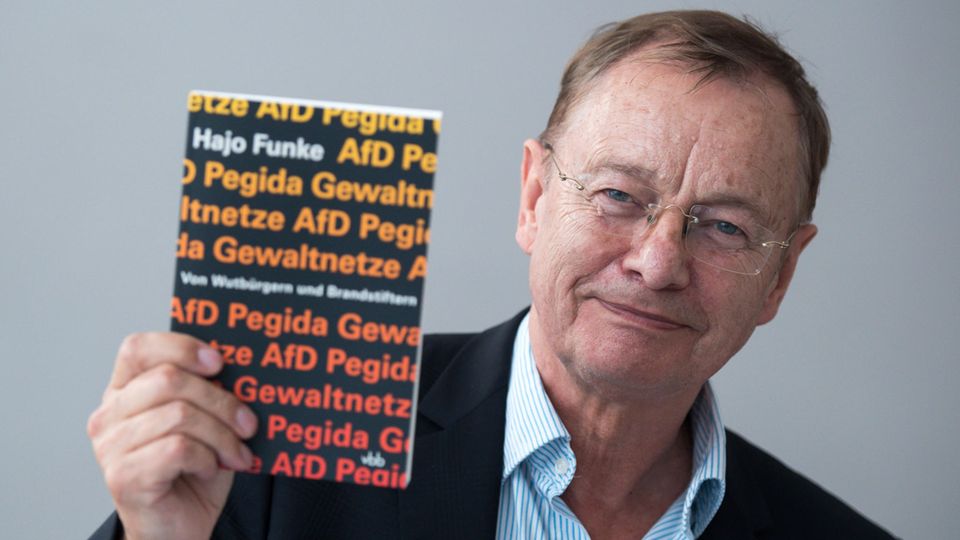Hajo Funke Politikwissenschaftler Extremismusforscher FU Berlin Politikwissenschaftler und Extremismusexperte Hajo Funke mit seiner Studie "Von Wutbürgern und Brandstiftern. AfD - Pegida - Gewaltnetze"