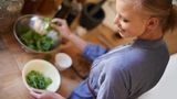 Tipp 3: Salat als Beilage zum Mittagessen  Mit diesem einfachen Tipp lassen sich Kalorien sparen ohne hungern zu müssen: Wer Tomaten, Gurken oder Blattsalate als Beilage zu einer herkömmlichen Mahlzeit isst, füllt seinen Magen und versorgt den Körper mit wichtigen Ballaststoffen.    Finger weg von fertigen Salatdressings, da sie oft viel Fett und Zucker enthalten. Stattdessen lieber eine eigene Soße zusammenrühren und dafür Essig und hochwertiges Öl wie Olivenöl verwenden.