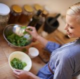 Tipp 3: Salat als Beilage zum Mittagessen  Mit diesem einfachen Tipp lassen sich Kalorien sparen ohne hungern zu müssen: Wer Tomaten, Gurken oder Blattsalate als Beilage zu einer herkömmlichen Mahlzeit isst, füllt seinen Magen und versorgt den Körper mit wichtigen Ballaststoffen.    Finger weg von fertigen Salatdressings, da sie oft viel Fett und Zucker enthalten. Stattdessen lieber eine eigene Soße zusammenrühren und dafür Essig und hochwertiges Öl wie Olivenöl verwenden.