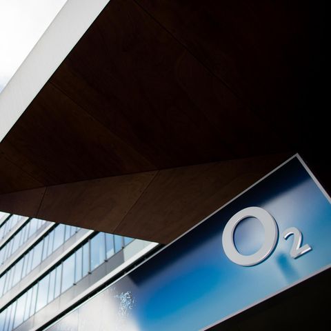 Das O2-Logo an einem Ladengeschäft
