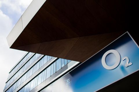 Das O2-Logo an einem Ladengeschäft