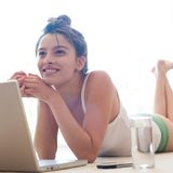 Tipp 4: Wasserglas in Sichtweite  Wer ausreichend trinkt, beugt Kopfschmerzen und Müdigkeit vor. Rund 1,5 Liter Flüssigkeit am Tag gelten laut Deutscher Gesellschaft für Ernährung (DGE) als ideal. Das entspricht etwa sechs großen Gläsern Wasser. Um das Soll zu erfüllen, sollte ein Glas mit Flüssigkeit immer griffbereit in der Nähe stehen: zum Beispiel auf dem Schreibtisch, dem Küchentisch oder dem Nachtischkästchen. 