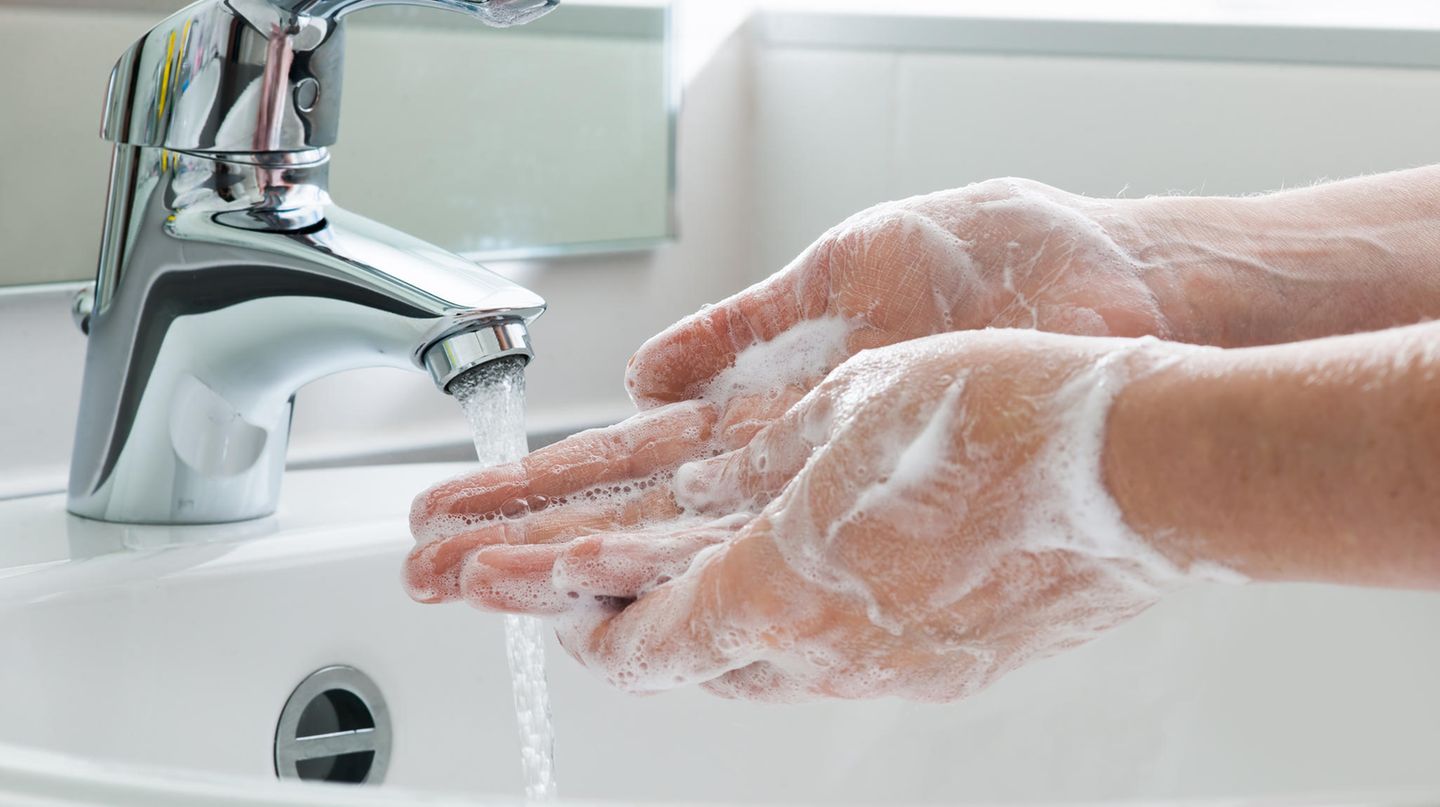 Hygiene, Ernährung, Schlaf: Tipp 5: Herkömmliche Seife tut's auch Waschgele und Seifen, die mit einer antibakteriellen Wirkung werben, sind weitgehend überflüssig und können sogar mehr Schaden als Nutzen anrichten. So wird diskutiert, ob sie zu einer Resistenzbildung von Bakterien beitragen. Für normale Haushalte tut es auch die gute alte Seife in Kombination mit warmem Wasser und einen sauberen und trockenen Handtuch. Tipp 5: Herkömmliche Seife tut's auch Waschgele und Seifen, die mit einer antibakteriellen Wirkung werben, sind weitgehend überflüssig und können sogar mehr Schaden als Nutzen anrichten. So wird diskutiert, ob sie zu einer Resistenzbildung von Bakterien beitragen. Für normale Haushalte tut es auch die gute alte Seife in Kombination mit warmem Wasser und einen sauberen und trockenen Handtuch.