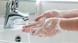 Tipp 5: Herkömmliche Seife tut's auch  Waschgele und Seifen, die mit einer antibakteriellen Wirkung werben, sind weitgehend überflüssig und können sogar mehr Schaden als Nutzen anrichten. So wird diskutiert, ob sie zu einer Resistenzbildung von Bakterien beitragen.  Für normale Haushalte tut es auch die gute alte Seife in Kombination mit warmem Wasser und einen sauberen und trockenen Handtuch.
