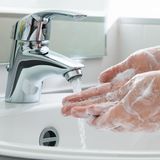 Tipp 5: Herkömmliche Seife tut's auch  Waschgele und Seifen, die mit einer antibakteriellen Wirkung werben, sind weitgehend überflüssig und können sogar mehr Schaden als Nutzen anrichten. So wird diskutiert, ob sie zu einer Resistenzbildung von Bakterien beitragen.  Für normale Haushalte tut es auch die gute alte Seife in Kombination mit warmem Wasser und einen sauberen und trockenen Handtuch.