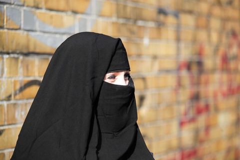 Europäischer Gerichtshof urteilt über Verschleierungsverbot: Eine Frau bedeckt ihr Gesicht mit einem Nikab (Symbolbild)