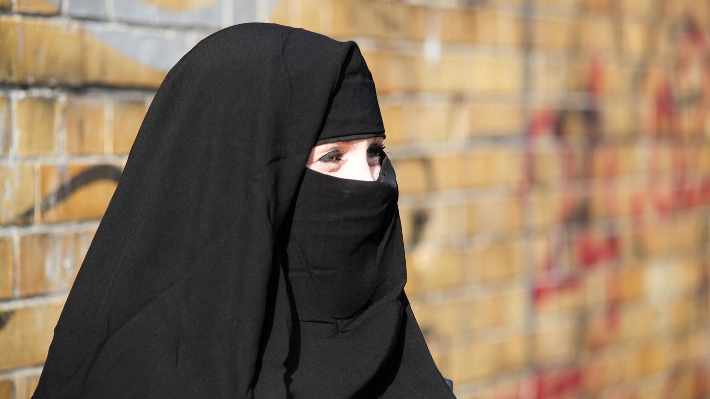 Europäischer Gerichtshof urteilt über Verschleierungsverbot: Eine Frau bedeckt ihr Gesicht mit einem Nikab (Symbolbild)