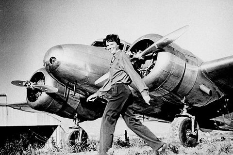 Amelia Earhart vor ihrer Lockheed Electra.