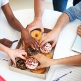 Tipp 6: Zwischensnacks meiden  Zuckriges Gebäck, Schokolade und Süßigkeiten schmecken gut und stillen den Hunger auf Süßes. Sie treiben aber den Blutzuckerspigel in die Höhe, sind schnell verdaut und wecken erneut den Heißhunger auf Zucker.    Wer nicht auf Süßes verzichten kann, sollte es im Anschluss an eine Hauptmahlzeit essen - zum Beispiel in Form eines Quark-Desserts mit frischen Beeren.