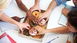 Tipp 6: Zwischensnacks meiden  Zuckriges Gebäck, Schokolade und Süßigkeiten schmecken gut und stillen den Hunger auf Süßes. Sie treiben aber den Blutzuckerspigel in die Höhe, sind schnell verdaut und wecken erneut den Heißhunger auf Zucker.    Wer nicht auf Süßes verzichten kann, sollte es im Anschluss an eine Hauptmahlzeit essen - zum Beispiel in Form eines Quark-Desserts mit frischen Beeren.