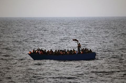 Bootsflüchtlinge rufen auf dem Mittelmeer um Hilfe
