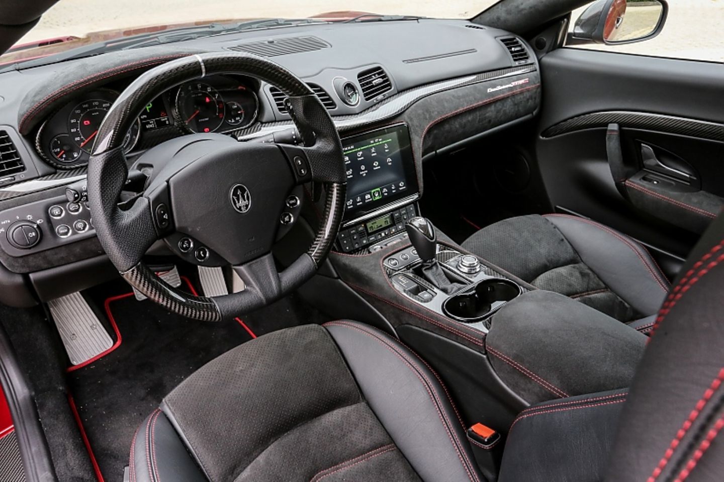 Das Cockpit wirkt aufgeräumter