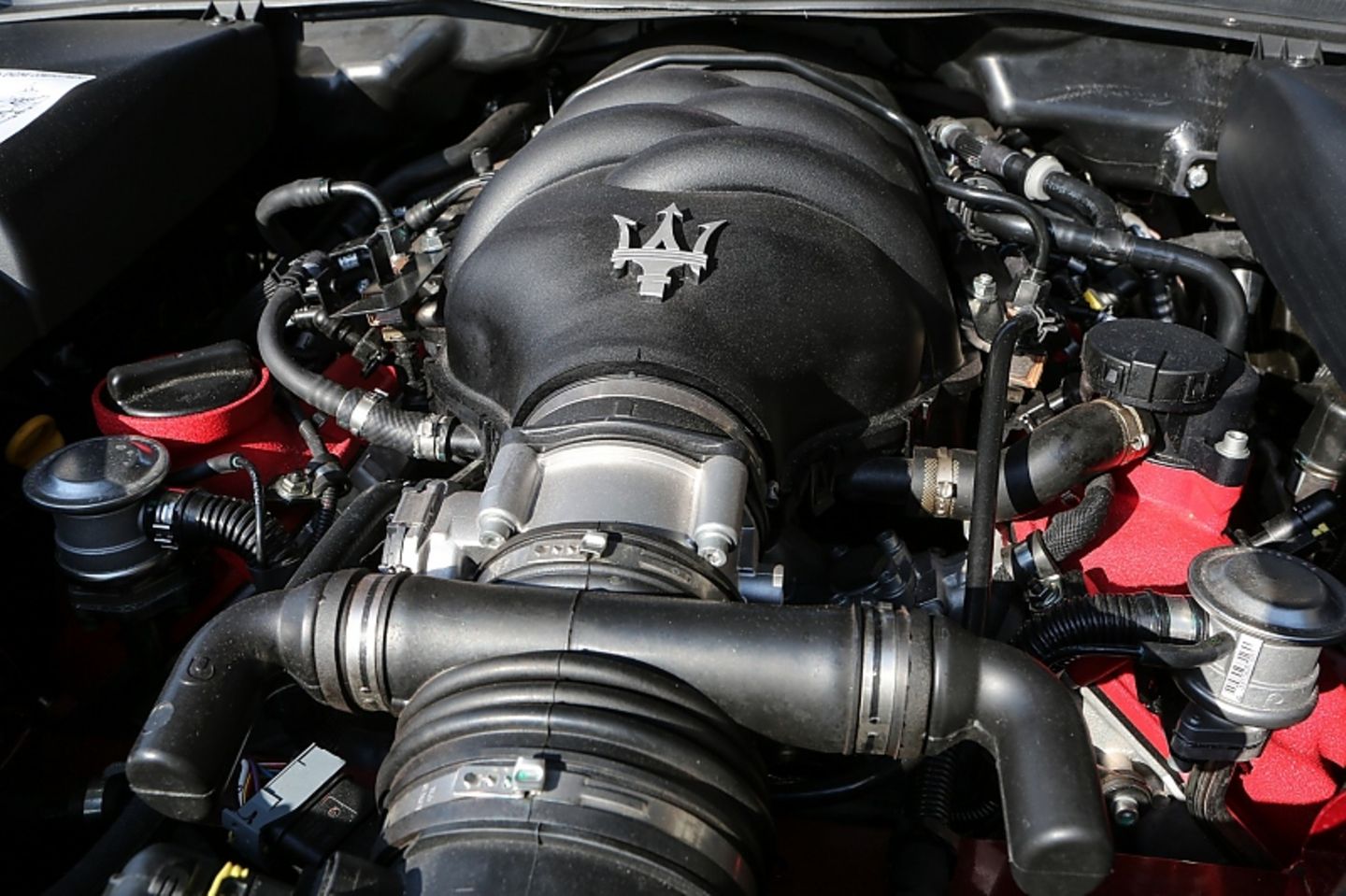 Der V8-Motor hat 338 kW / 460 PS