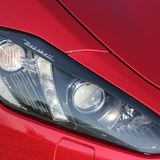 Die schmalen Scheinwerfer sind Bi-Xenon