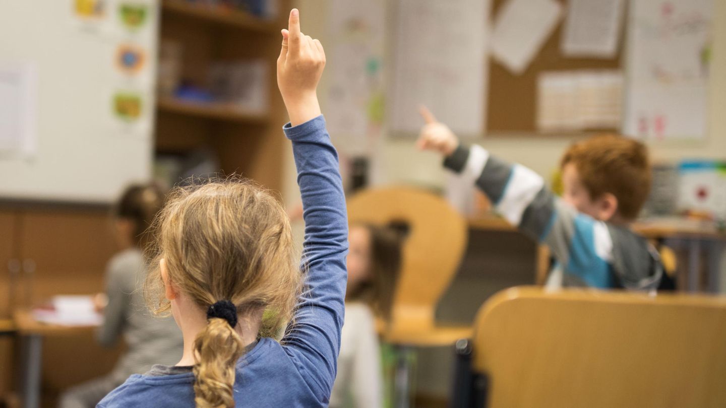 Schüler melden sich beim Unterricht in der Schule
