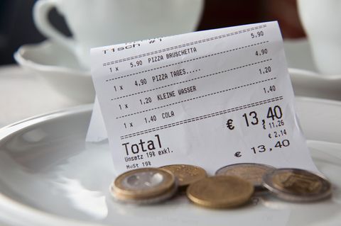 Rechnung im Restaurant: Wer für andere mitzahlt, empfindet oft ein Glücksgefühl