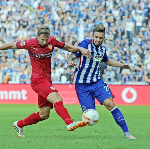 Bundesliga-Spiel vor gefüllten Rängen