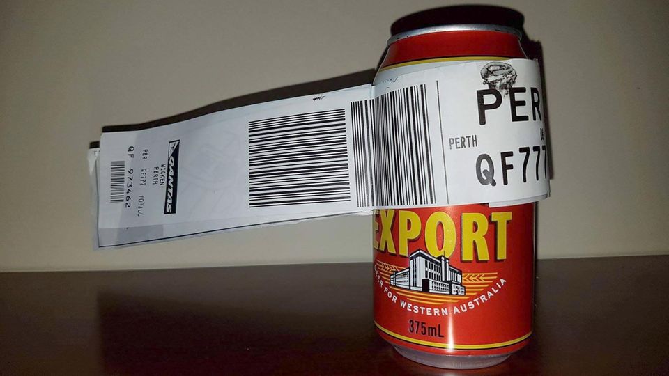 Bierdose mit Gepäckaufkleber Ordnung muss sein: Die Bierdose wurde mit einem Gepäckaufkleber versehen